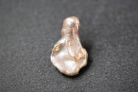 Rosa Keshi-Frischwasserperle mit unregelmäßiger Form und sanftem Lüster 