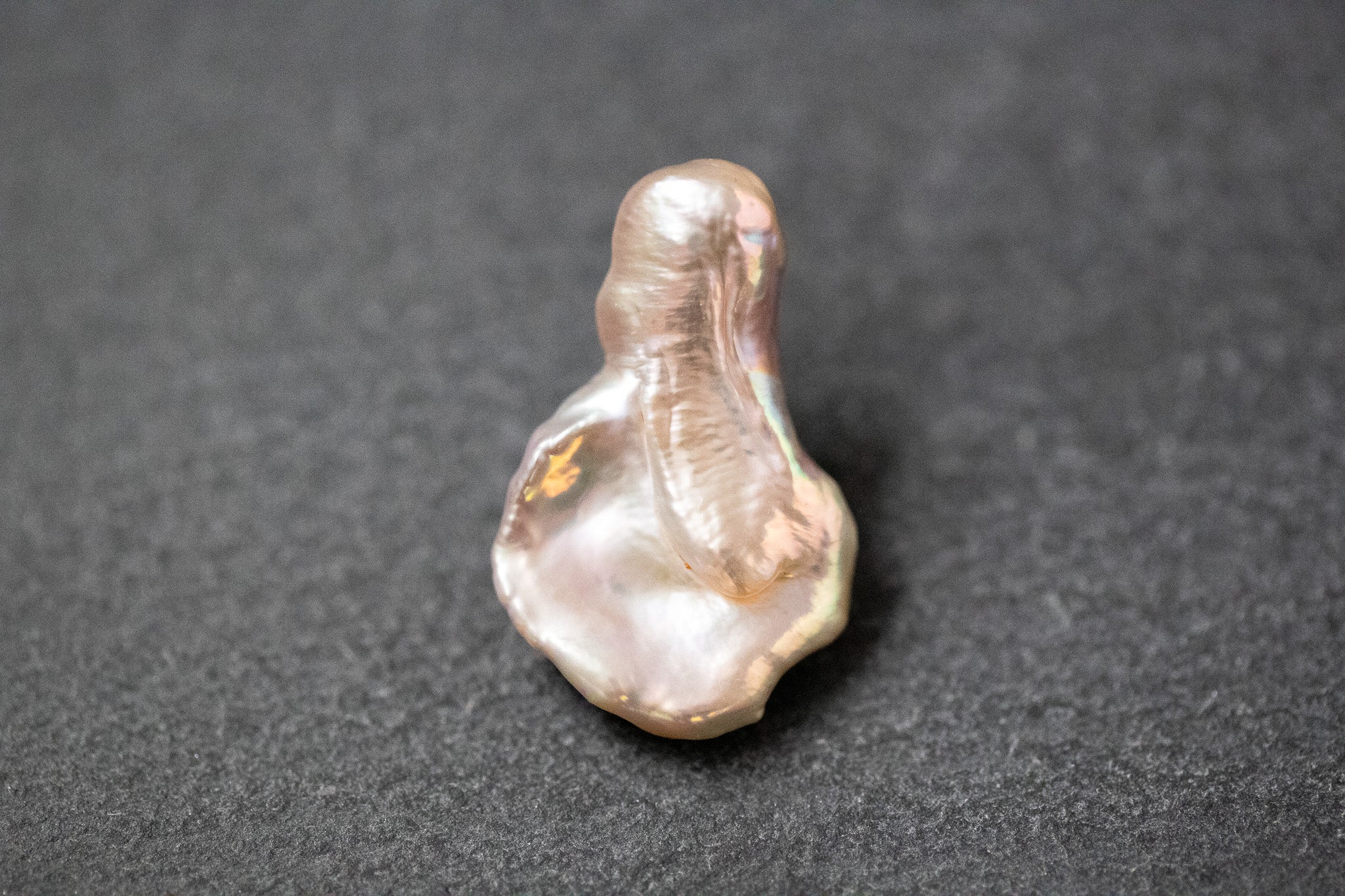 Rosa Keshi-Frischwasserperle mit unregelmäßiger Form und sanftem Lüster 