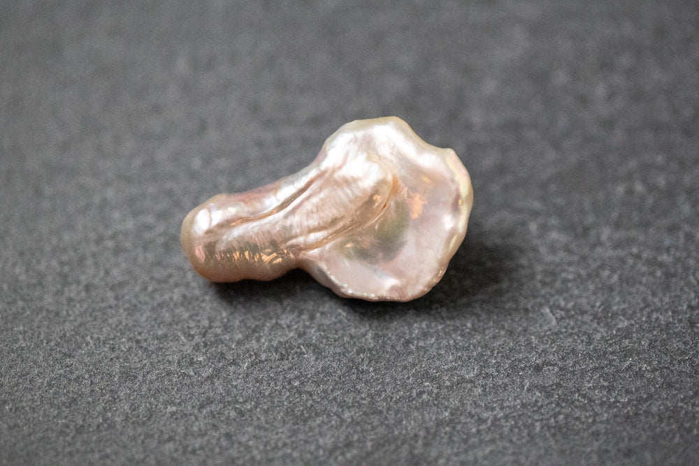 Rosa Keshi-Frischwasserperle mit unregelmäßiger Form und sanftem Lüster 