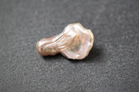 Rosa Keshi-Frischwasserperle mit unregelmäßiger Form und sanftem Lüster 