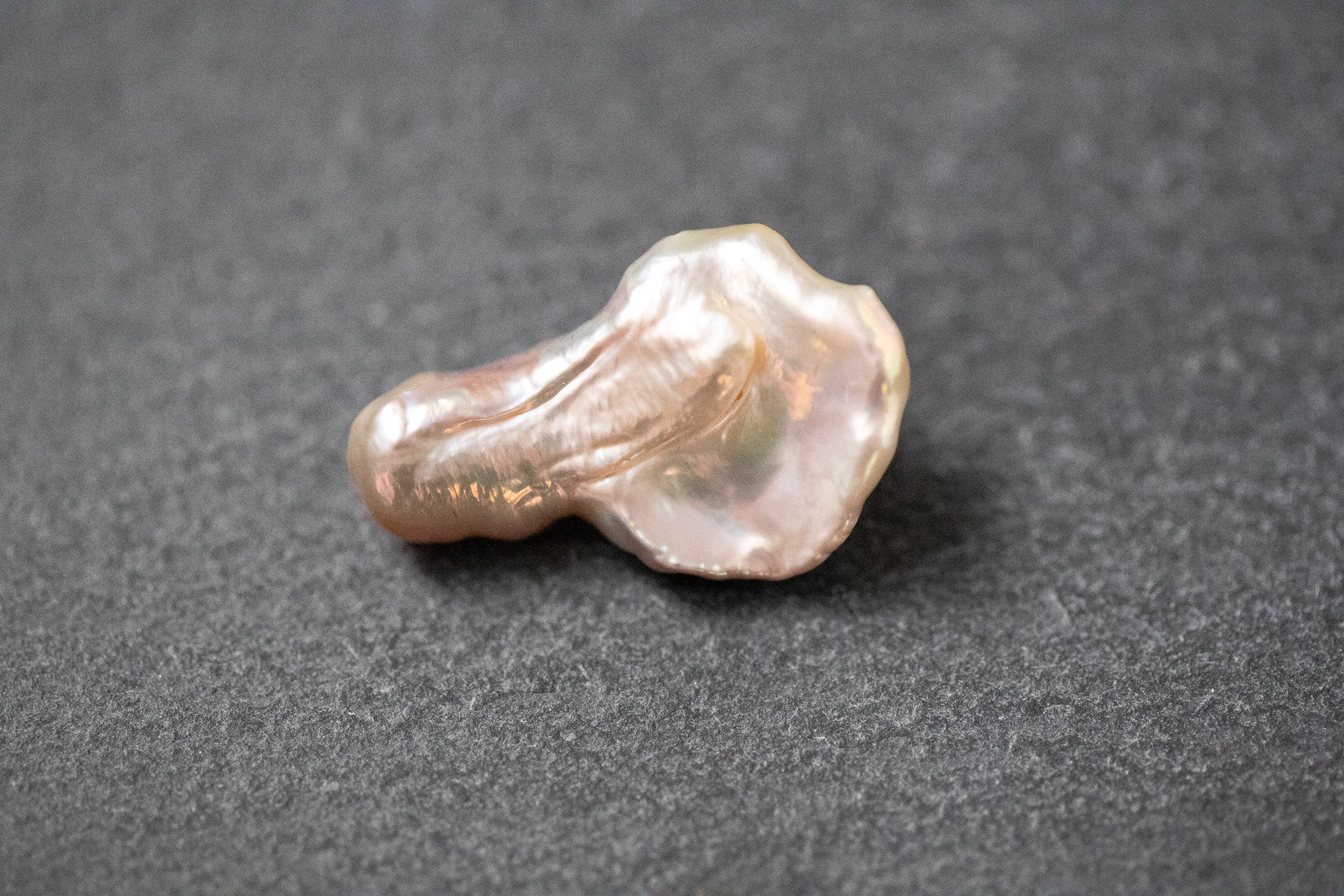 Rosa Keshi-Frischwasserperle mit unregelmäßiger Form und sanftem Lüster 