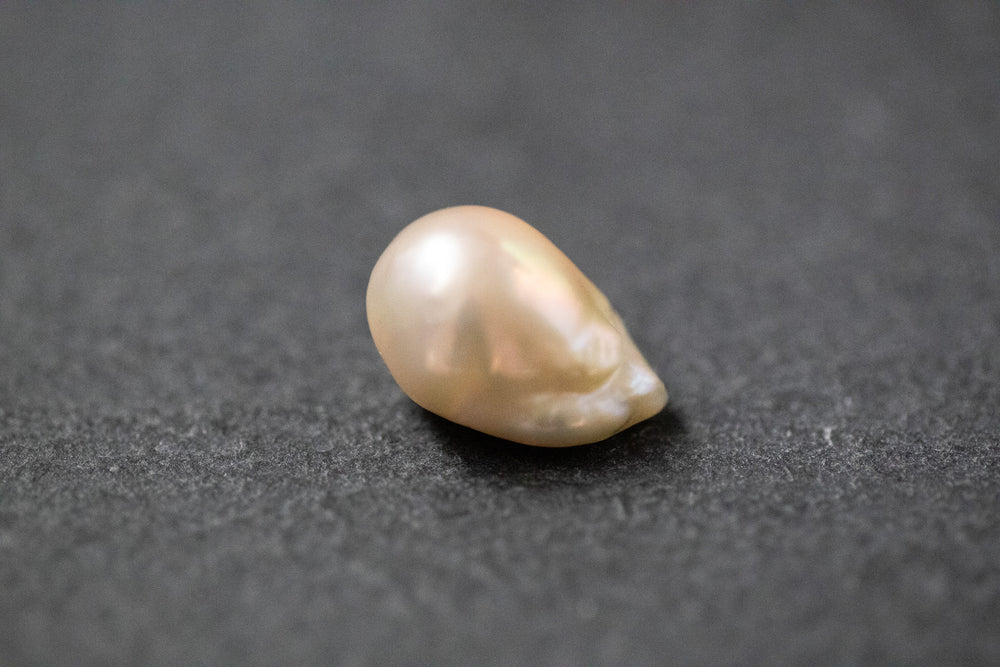 eiße Frischwasserperle in unregelmäßiger Fantasieform mit natürlichem Lüster