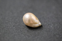 eiße Frischwasserperle in unregelmäßiger Fantasieform mit natürlichem Lüster