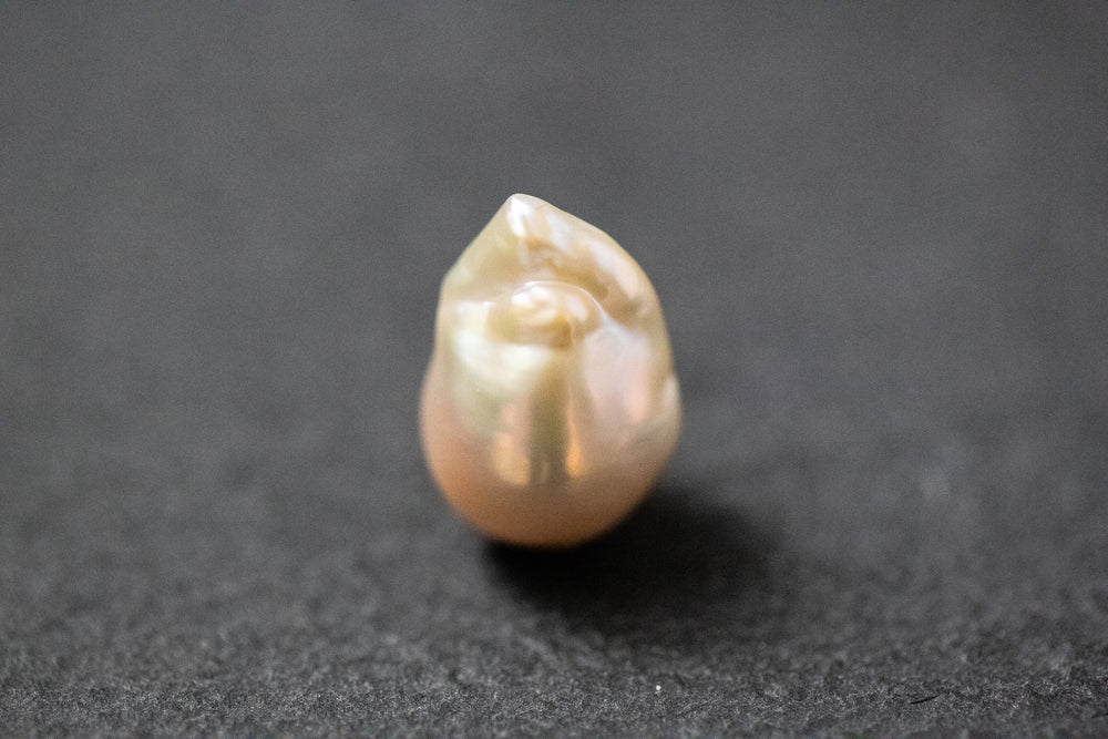eiße Frischwasserperle in unregelmäßiger Fantasieform mit natürlichem Lüster