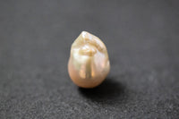 eiße Frischwasserperle in unregelmäßiger Fantasieform mit natürlichem Lüster