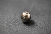 Oval geformte Tahitiperle mit fließendem Grau-Verlauf und seidig schimmernder Oberfläche