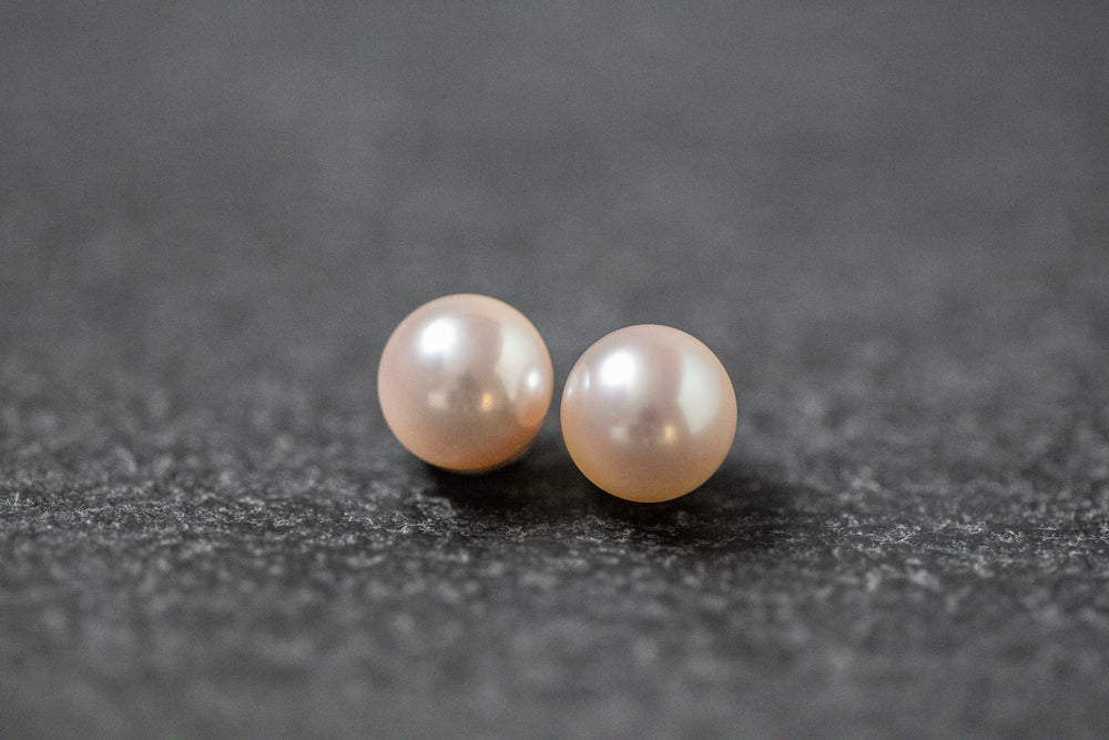 Zwei runde, weiße Akoya-Perlen mit starkem Lüster