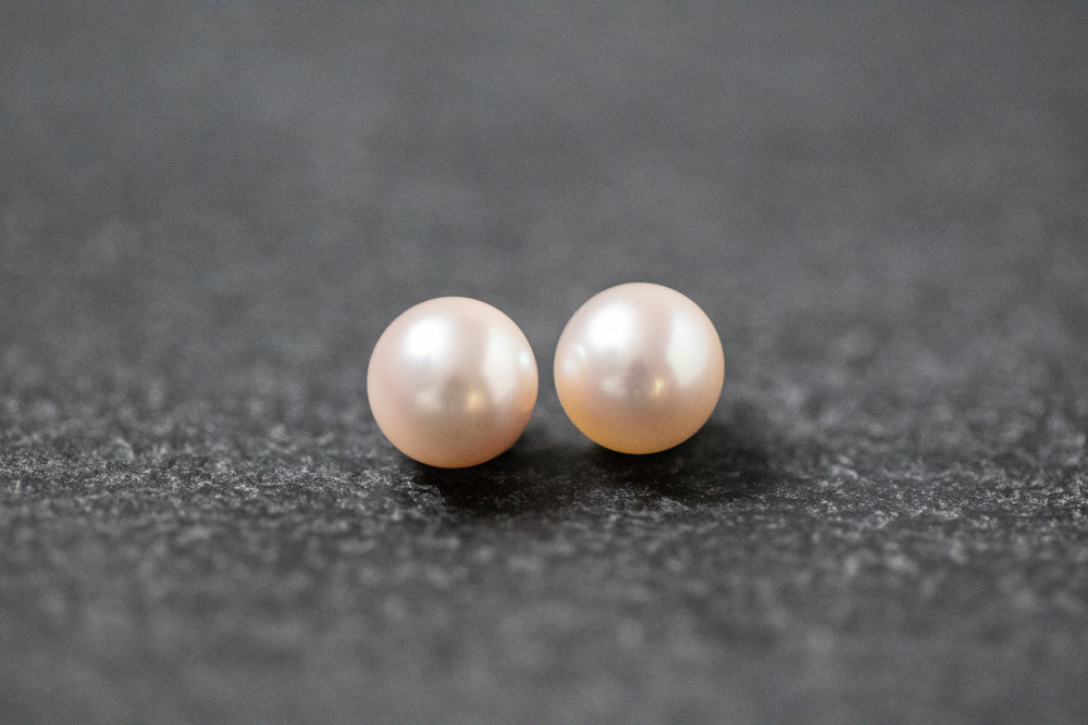 Zwei runde, weiße Akoya-Perlen mit starkem Lüster