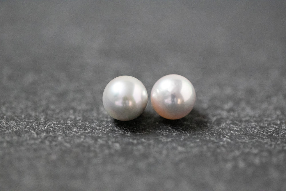 Zwei runde, graue Akoya-Perlen mit glänzender Oberfläche