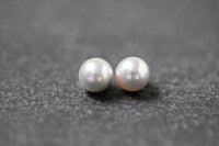 Zwei runde, graue Akoya-Perlen mit glänzender Oberfläche