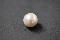 Runde, weiße Südseeperle mit starkem Glanz