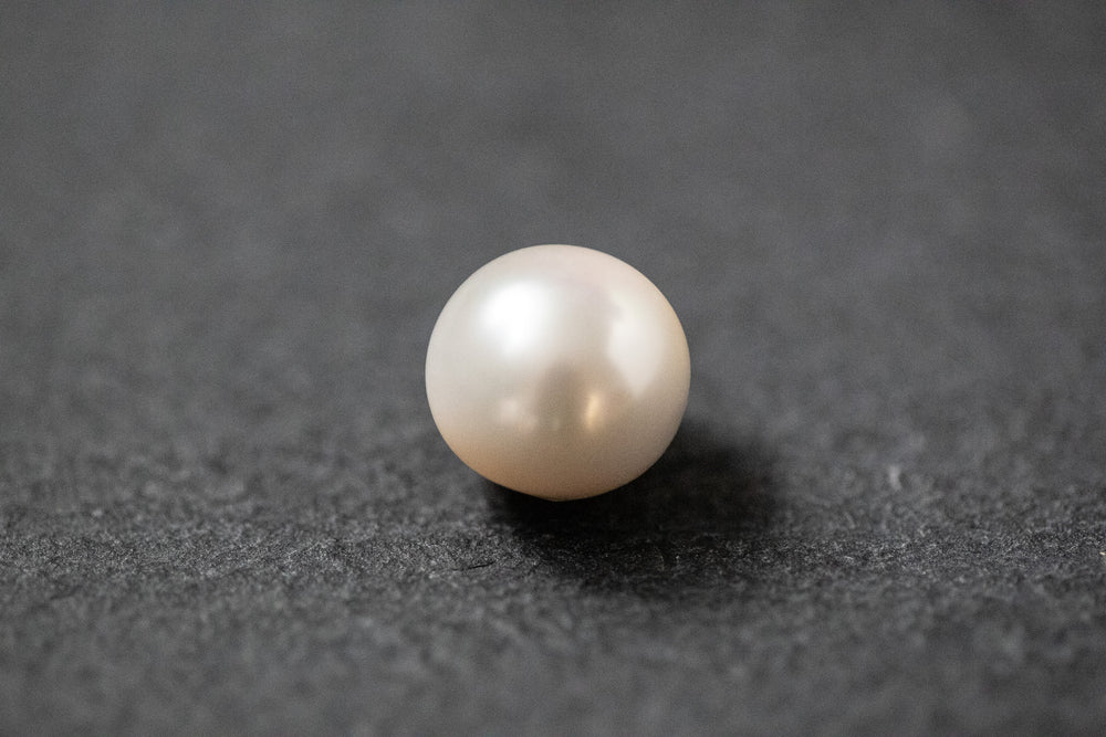 Runde, weiße Südseeperle mit starkem Glanz