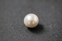 Runde, weiße Südseeperle mit starkem Glanz