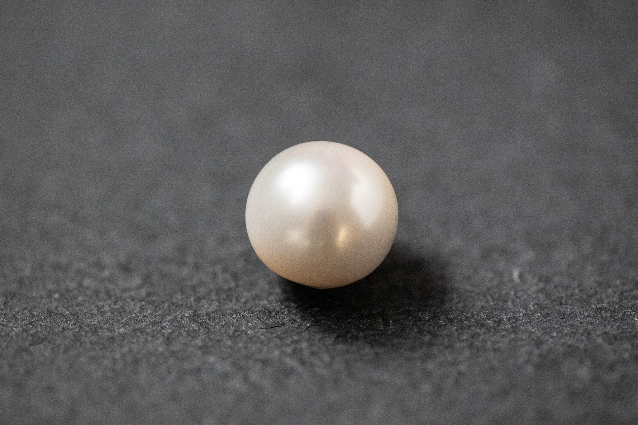 Runde, weiße Südseeperle mit starkem Glanz