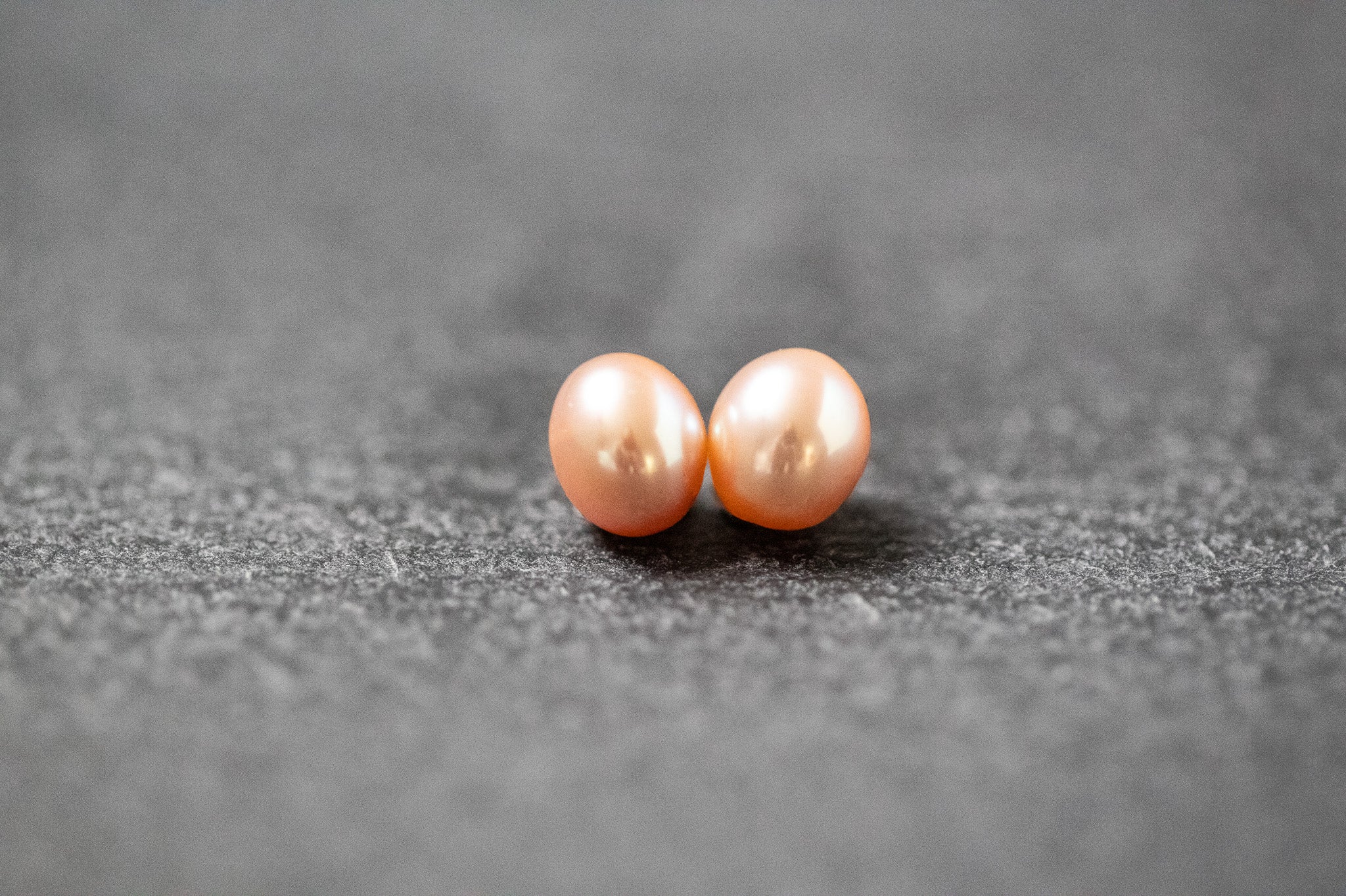 Zwei ovale, apricot Frischwasserperlen mit gleichmäßigem Schimmer