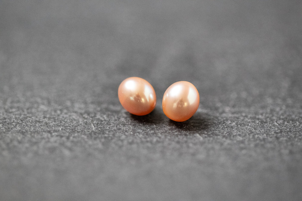Zwei ovale, apricot Frischwasserperlen mit gleichmäßigem Schimmer