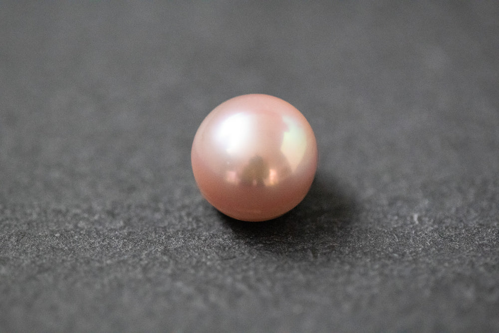 Zart rosafarbene, flach-runde Frischwasserperle mit seidigem Schimmer