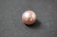 Zart rosafarbene, flach-runde Frischwasserperle mit seidigem Schimmer
