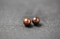 Zwei runde Frischwasserperlen in schokobrauner Farbe mit feinem Glanz