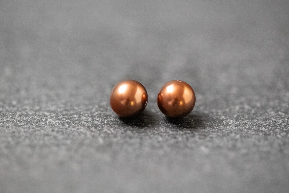 Zwei runde Frischwasserperlen in schokobrauner Farbe mit sanftem Glanz