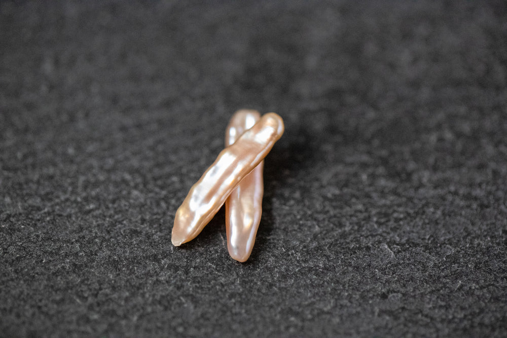 Zwei rosa Biwa-Stick-Perlen mit unregelmäßiger Form und seidigem Glanz