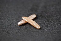 Zwei rosa Biwa-Stick-Perlen mit unregelmäßiger Form und seidigem Glanz