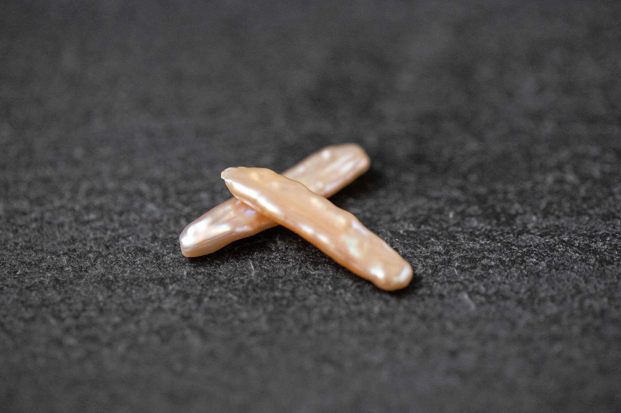 Zwei rosa Biwa-Stick-Perlen mit unregelmäßiger Form und seidigem Glanz