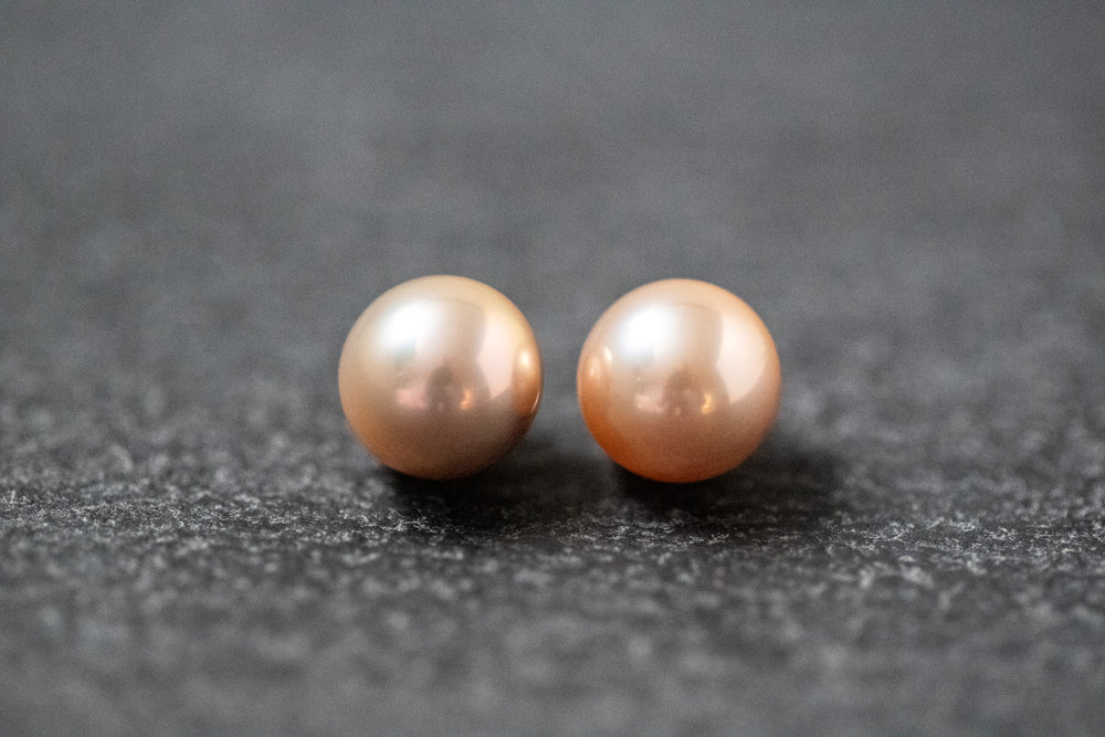 Zwei runde Frischwasserperlen in apricot mit zartem Schimmer