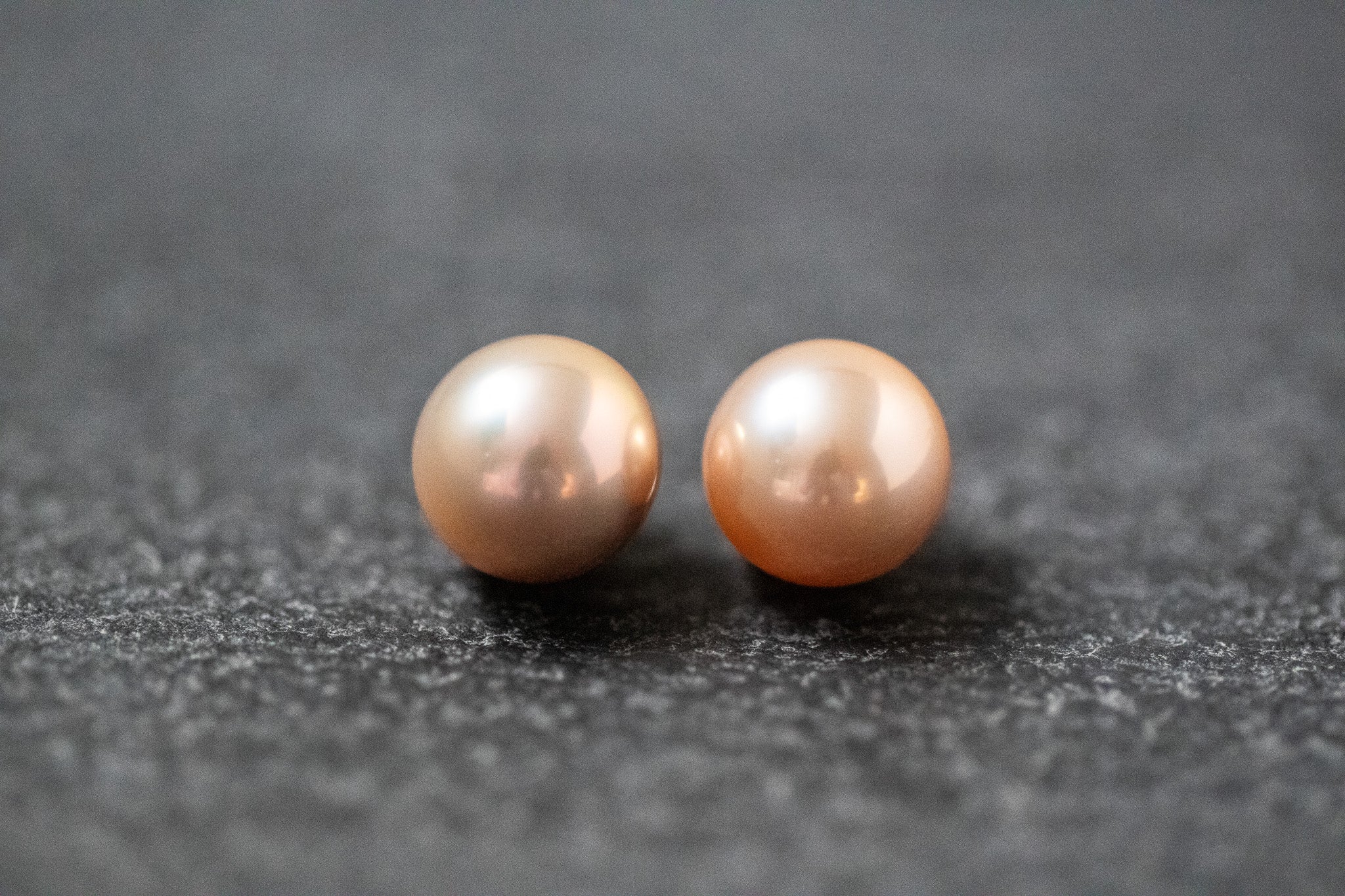 Zwei runde Frischwasserperlen in apricot mit zartem Schimmer