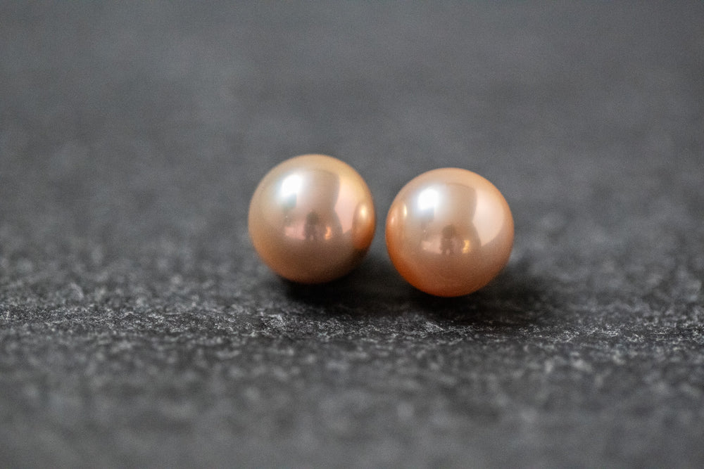 Zwei runde Frischwasserperlen in apricot mit zartem Schimmer