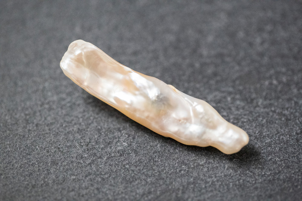 eiße Biwa-Stick-Frischwasserperle mit natürlicher, länglicher Form und feinem Schimmer.