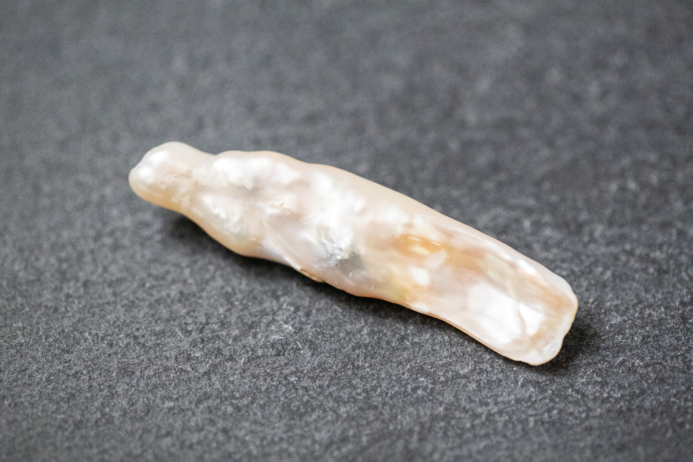 eiße Biwa-Stick-Frischwasserperle mit natürlicher, länglicher Form und feinem Schimmer.