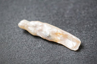 eiße Biwa-Stick-Frischwasserperle mit natürlicher, länglicher Form und feinem Schimmer.