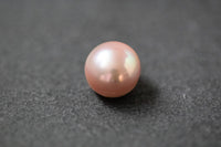 Zart rosafarbene, flach-runde Frischwasserperle mit seidigem Schimmer
