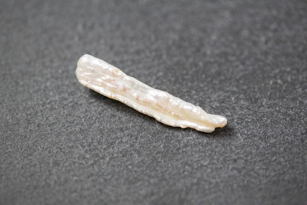 eiße Biwa-Stick-Perle mit länglicher, freier Form und zartem Lüster