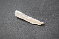 eiße Biwa-Stick-Perle mit länglicher, freier Form und zartem Lüster