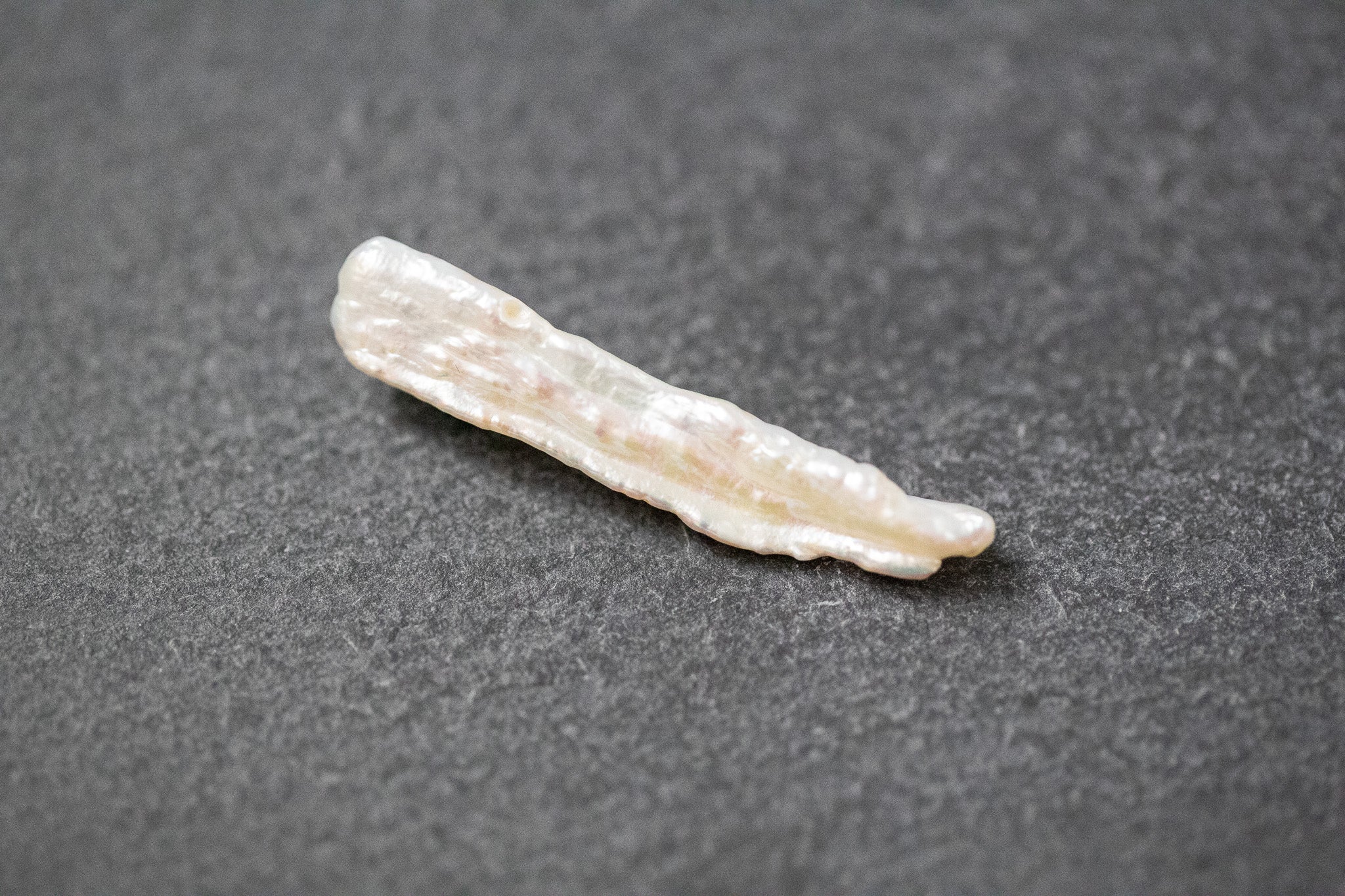 eiße Biwa-Stick-Perle mit länglicher, freier Form und zartem Lüster