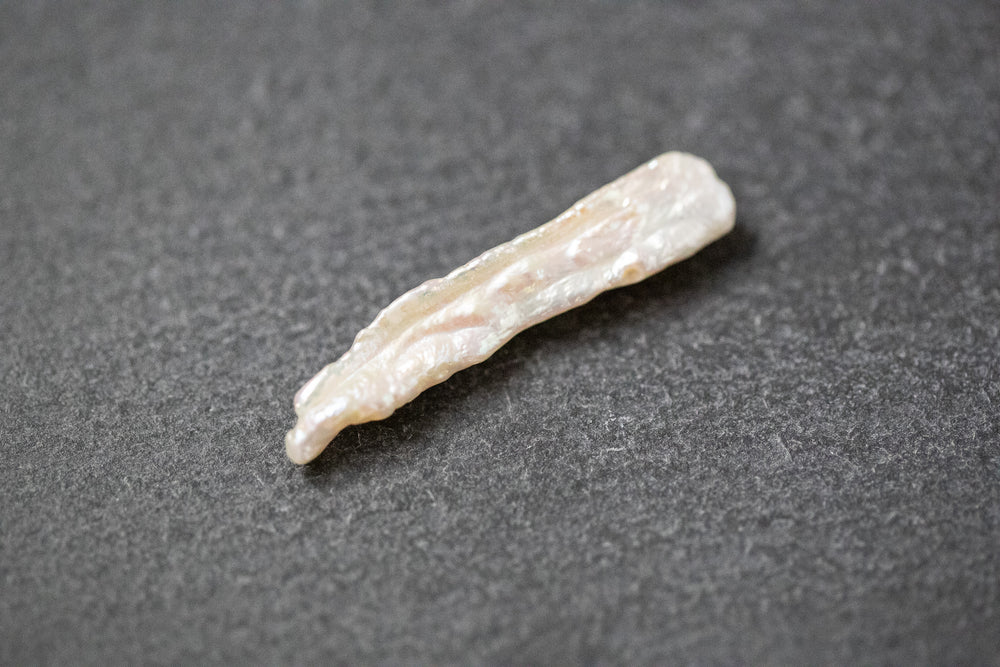 eiße Biwa-Stick-Perle mit länglicher, freier Form und zartem Lüster