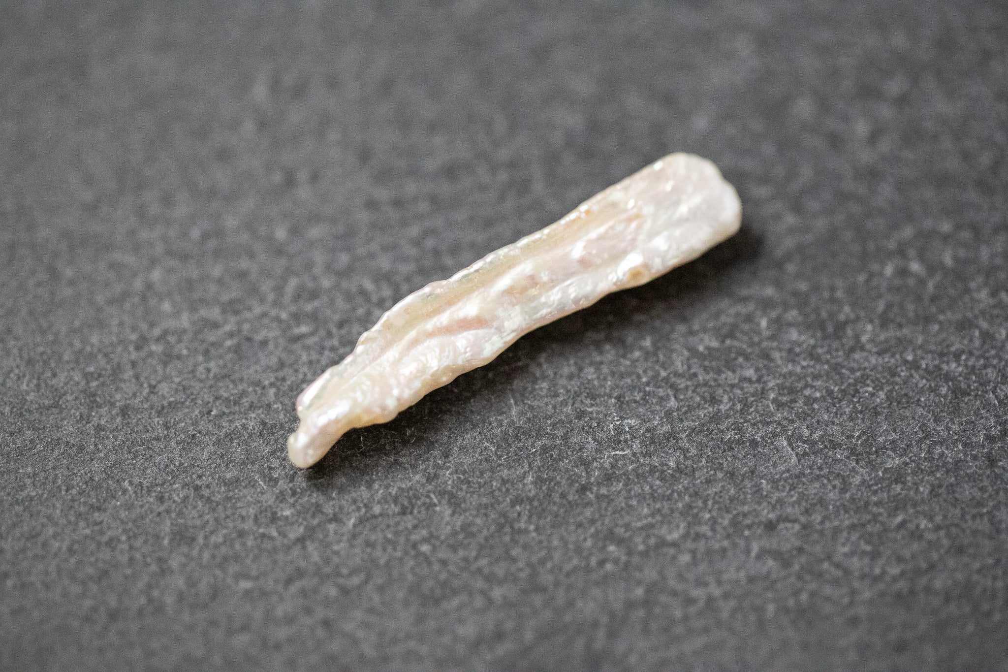 eiße Biwa-Stick-Perle mit länglicher, freier Form und zartem Lüster