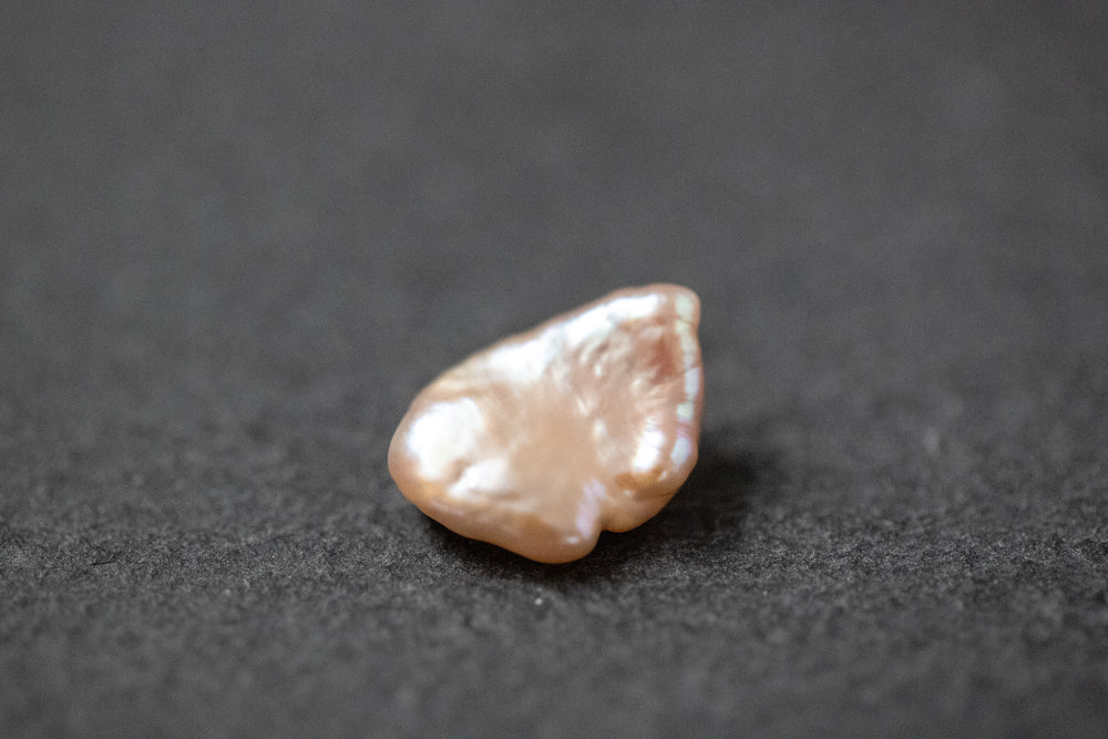 Zart rosafarbene Frischwasserperle mit unregelmäßiger, barocker Form und weichem Lüster