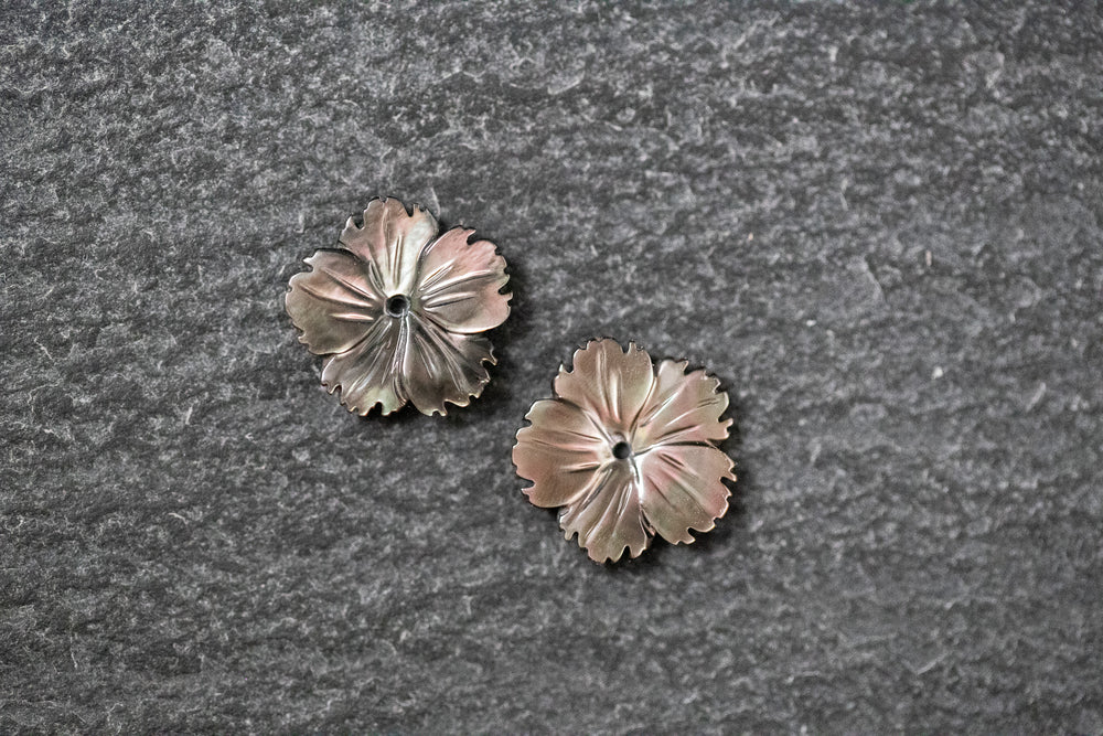 Paar Perlmutt Blumen, graviert