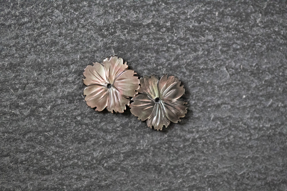 Paar Perlmutt Blumen, graviert