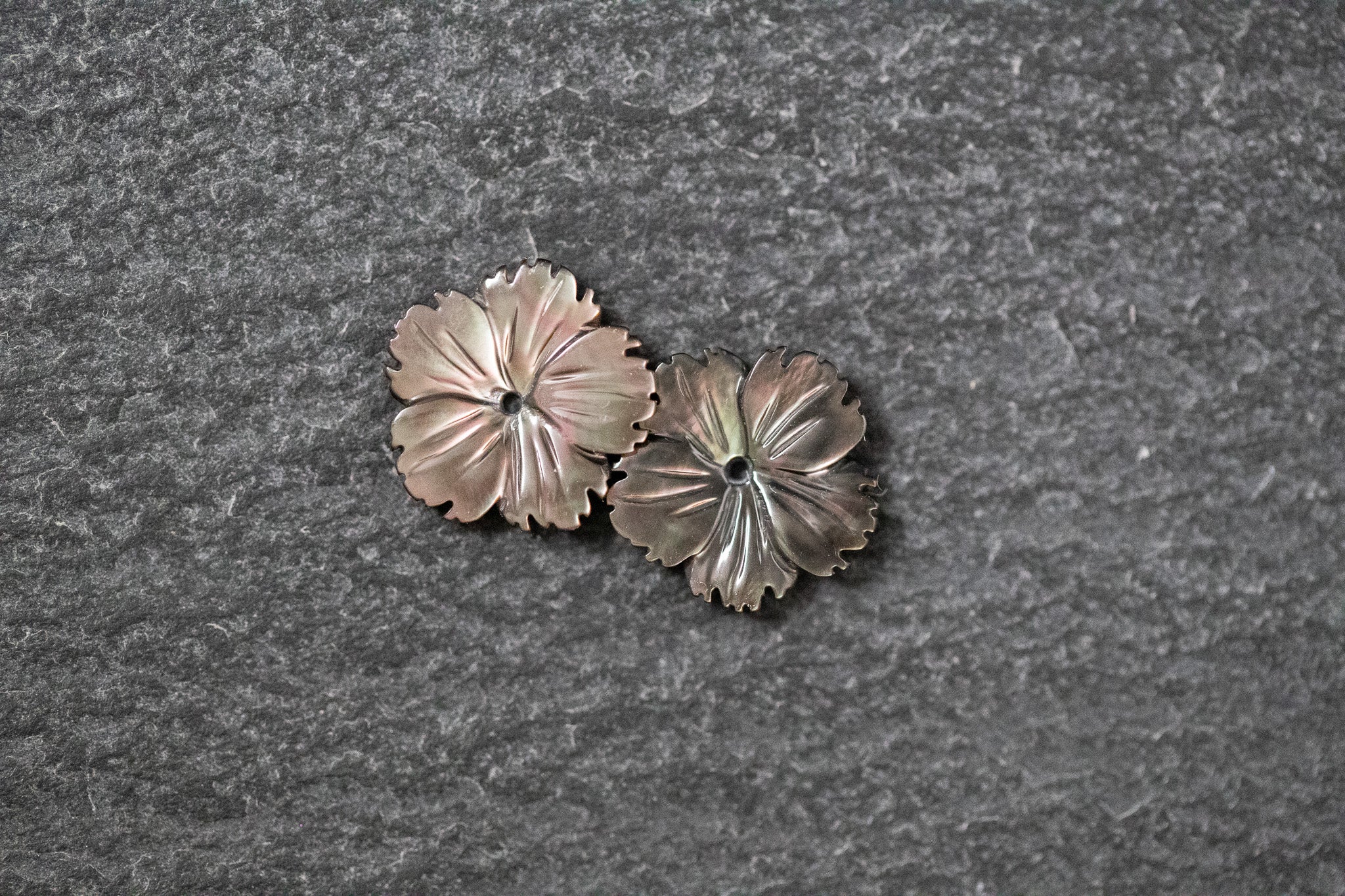 Paar Perlmutt Blumen, graviert