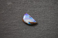 Boulderopal in Fantasieform mit intensivem Farbspiel in Violett, Weiß und Blau – natürlicher Edelstein mit einzigartiger Struktur