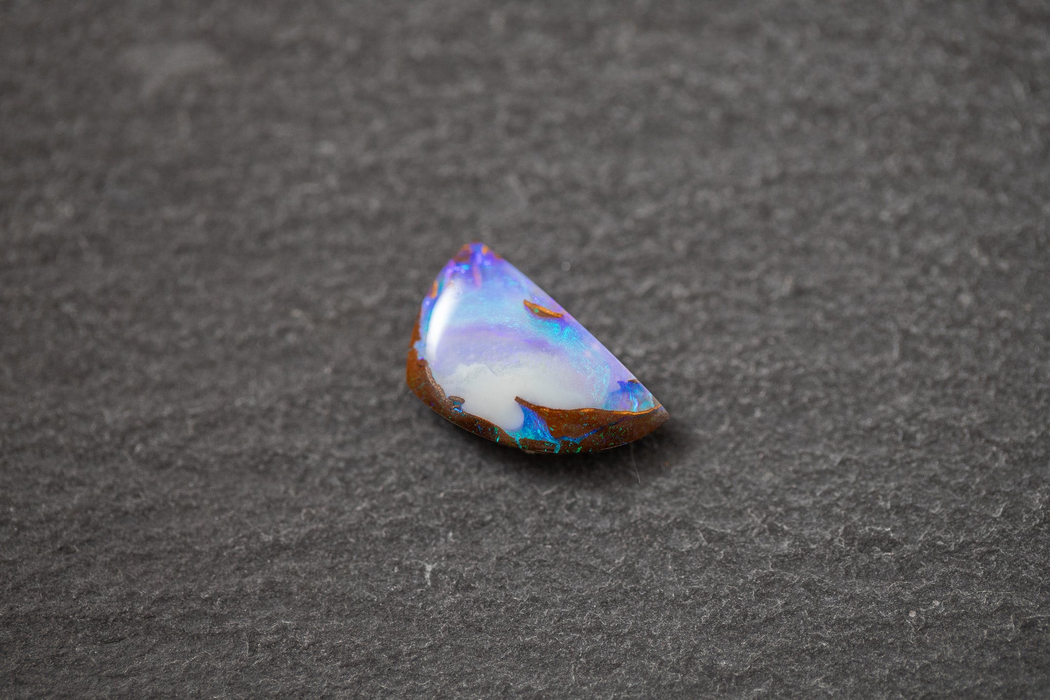 Boulderopal in Fantasieform mit intensivem Farbspiel in Violett, Weiß und Blau – natürlicher Edelstein mit einzigartiger Struktur