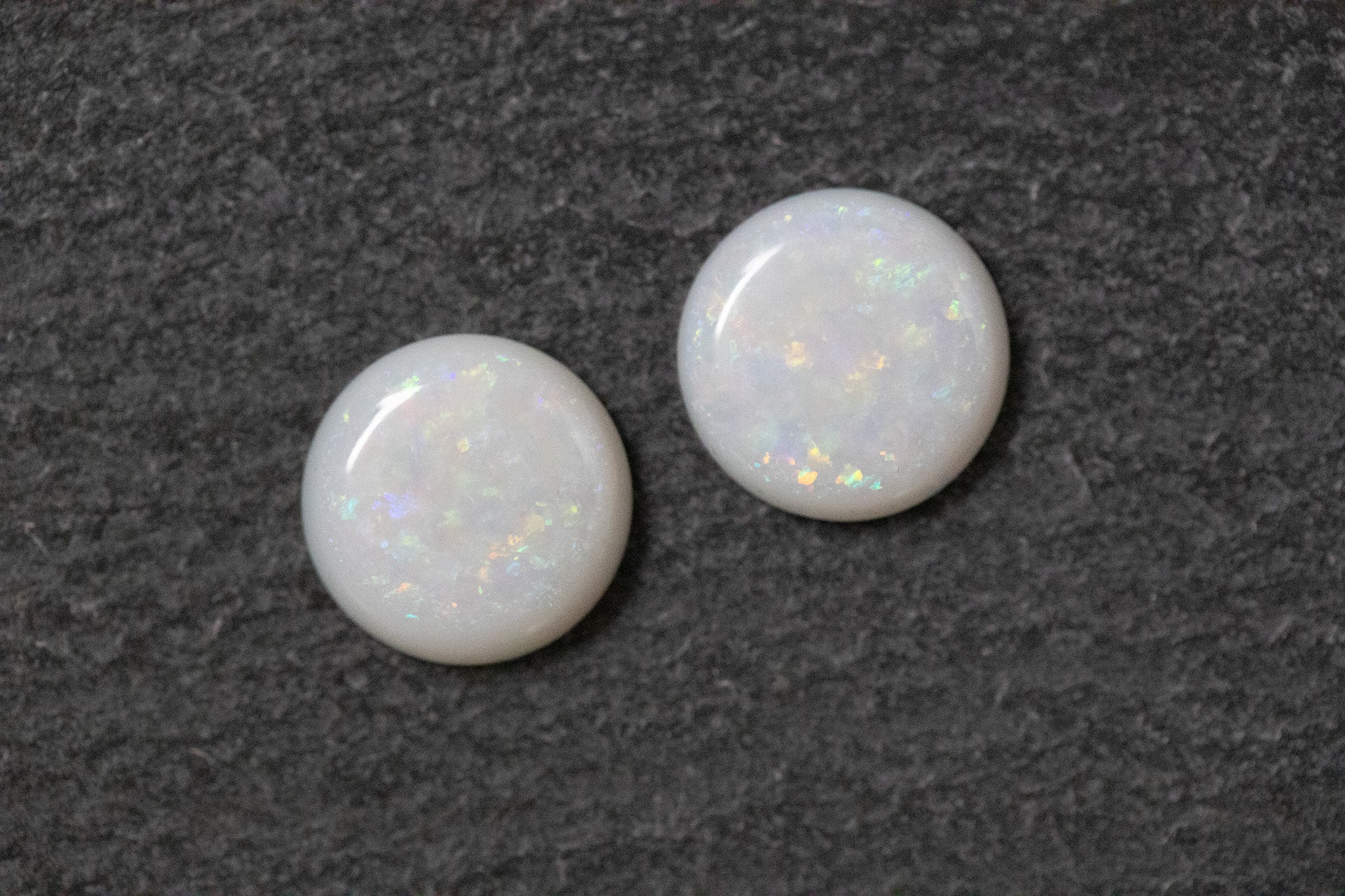 Weissopal, Paar, rund, blau, grün, rot