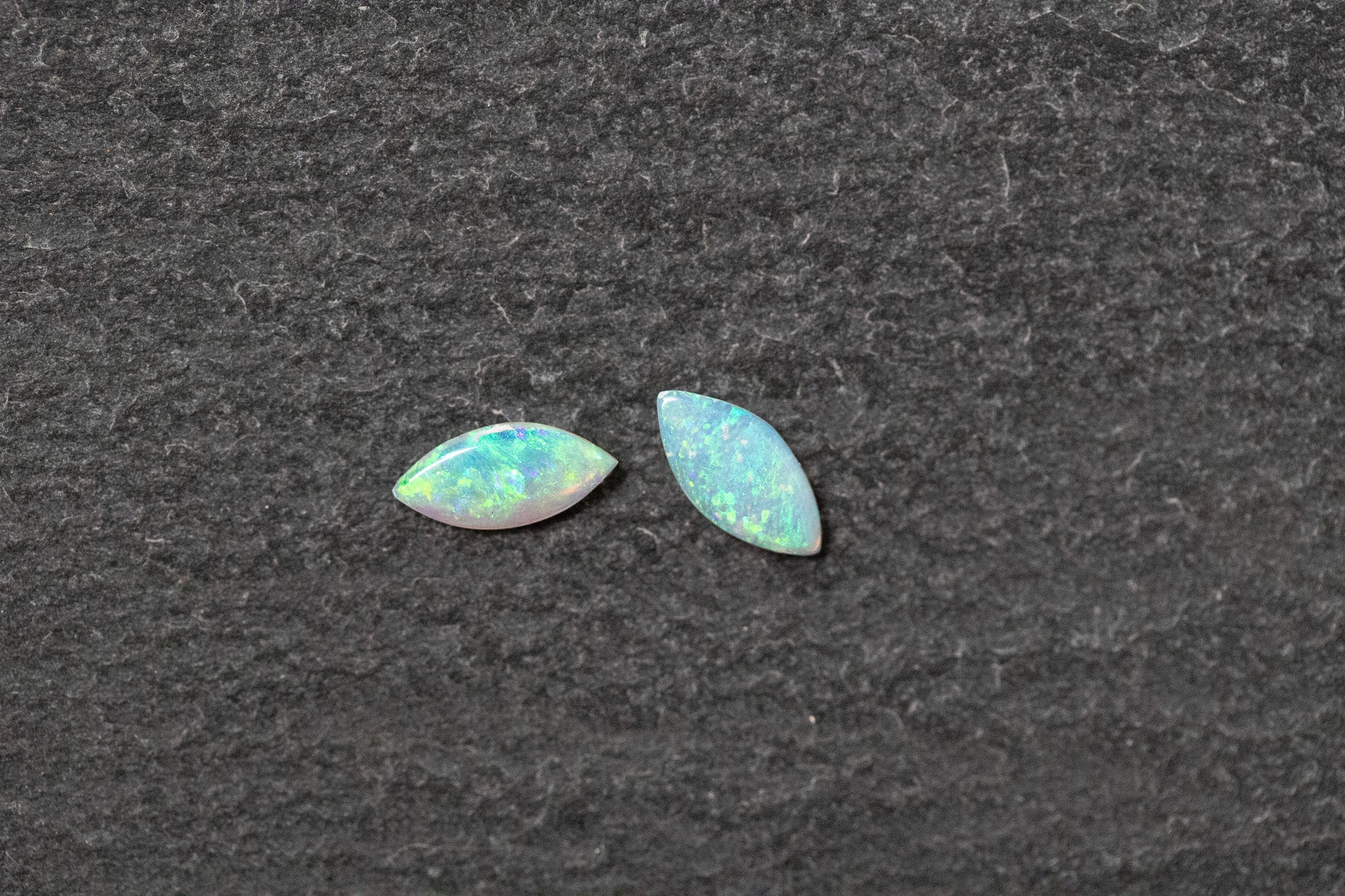 Weissopal Paar, Navetten, blau, grün, violett