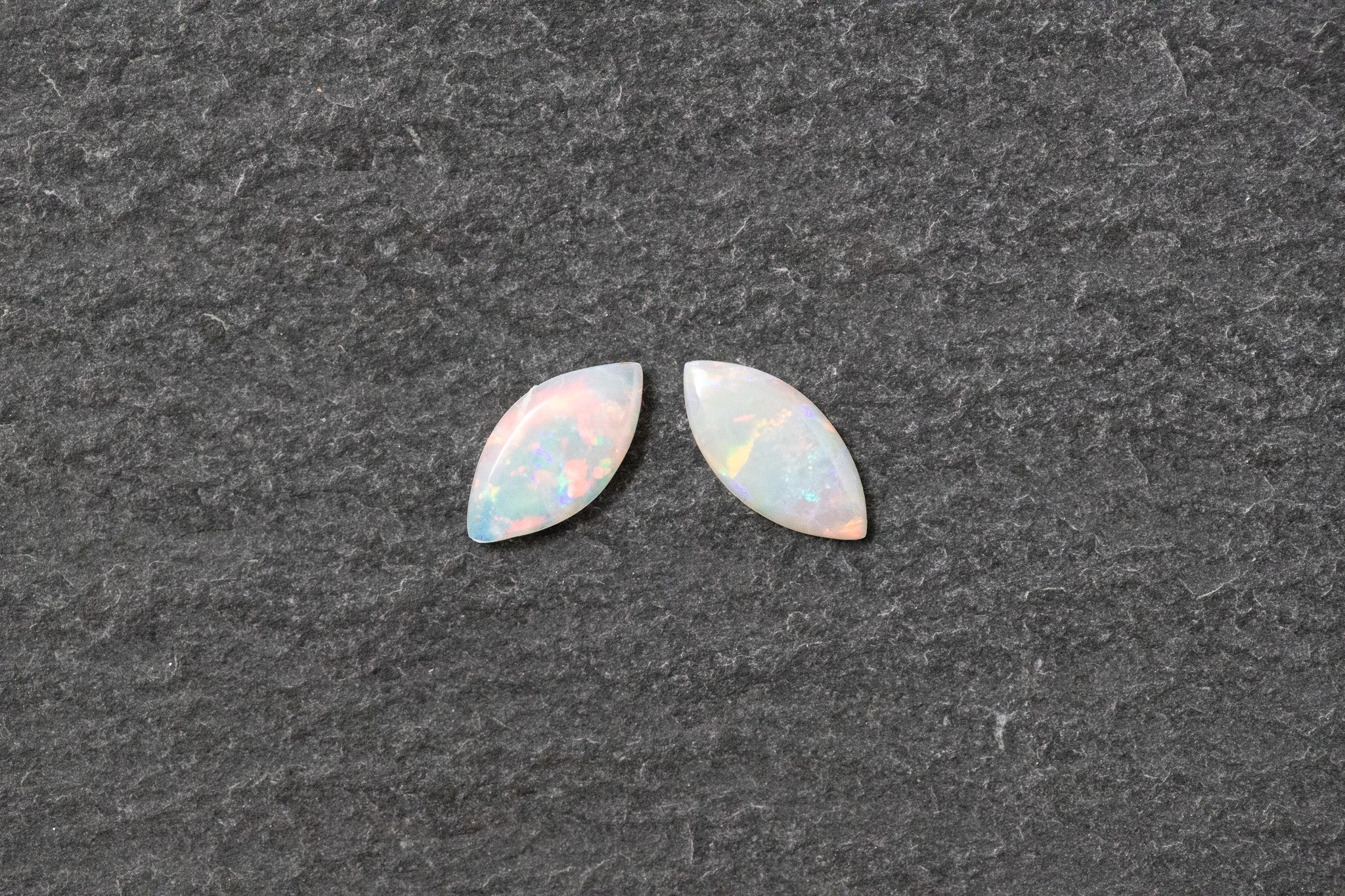 Weissopal Paar, Navettenförmig, blau, grün, rot