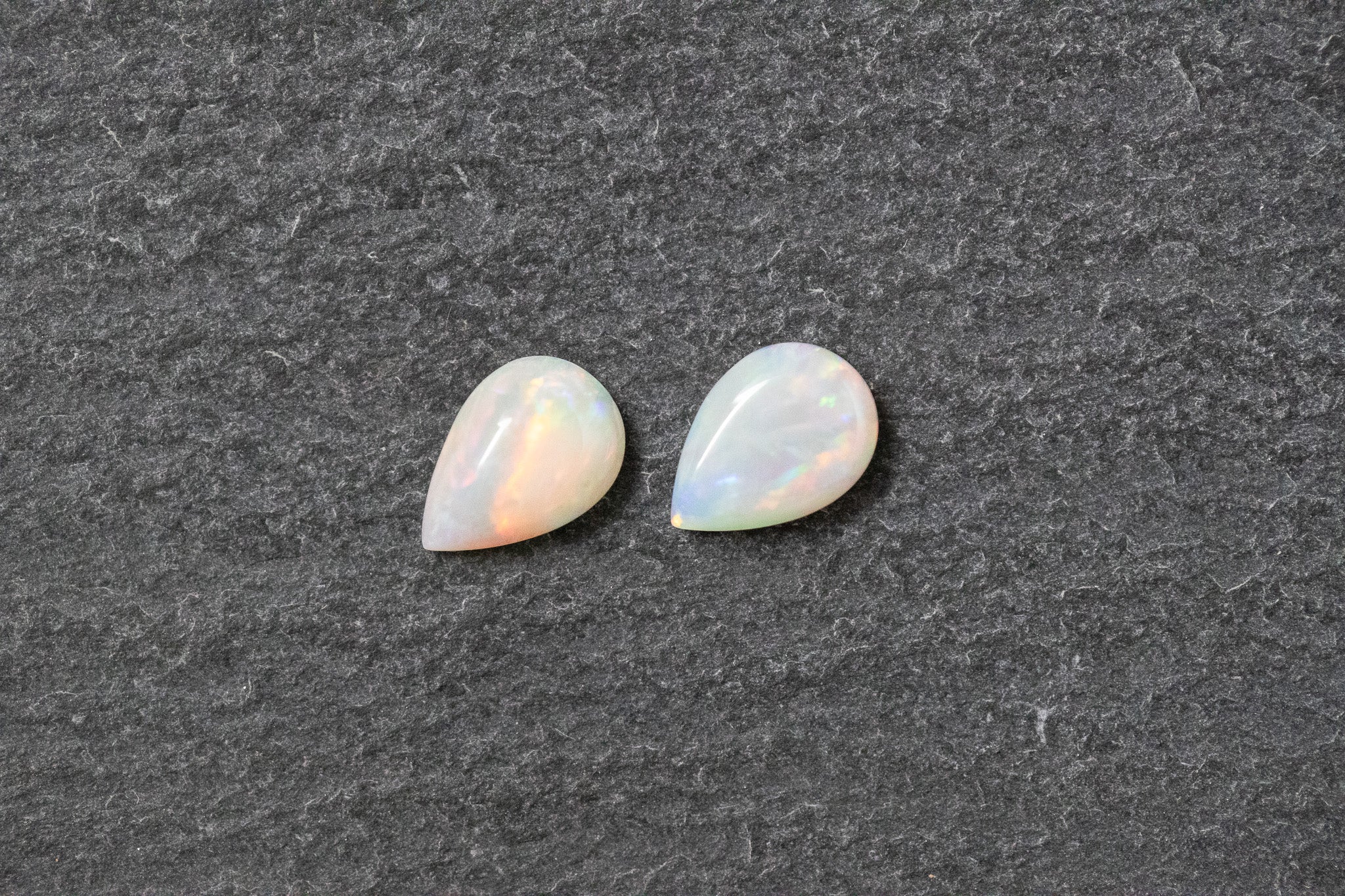 Weissopal Paar, Tropfen, blau, grün, rot