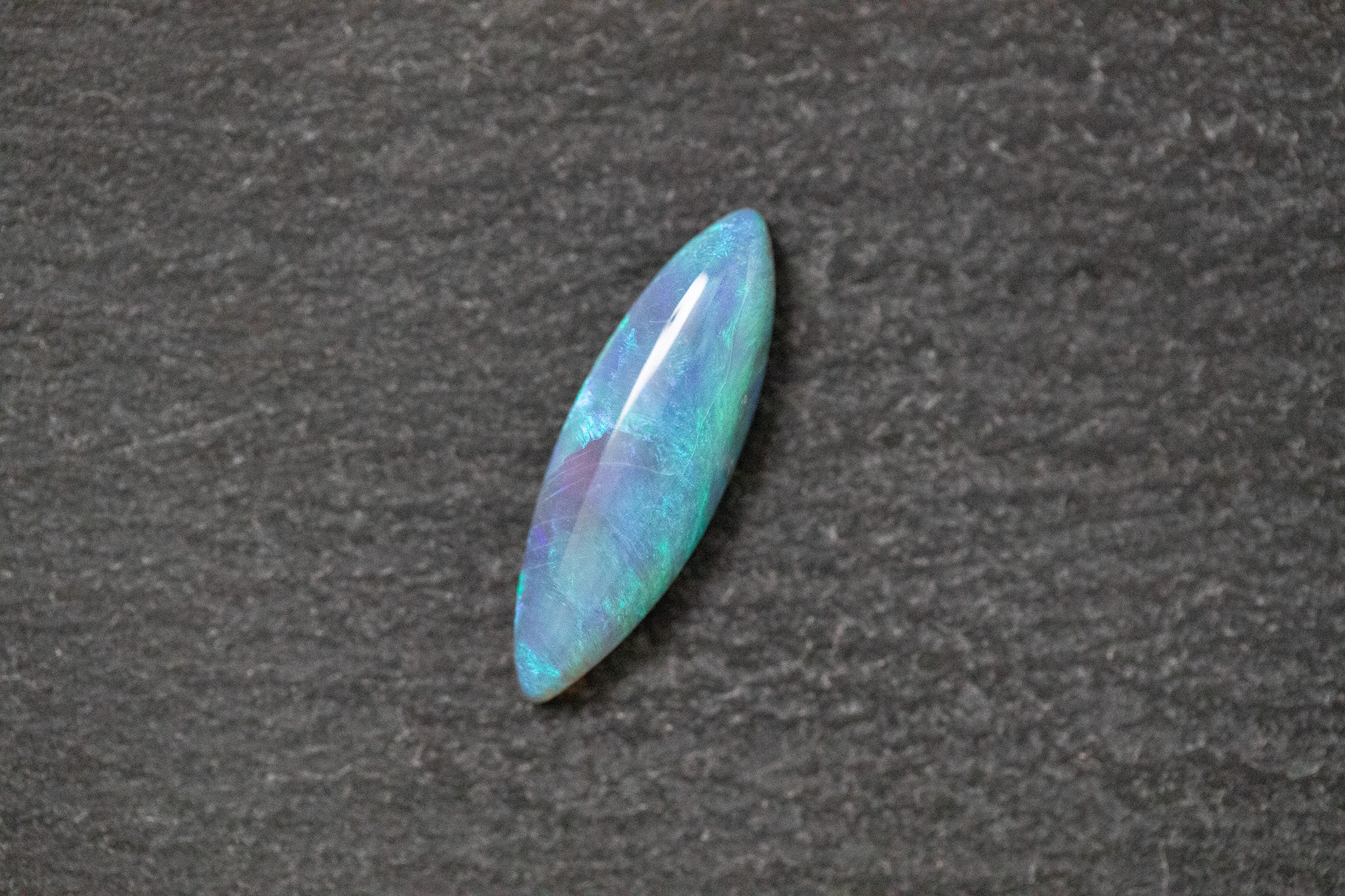 Schwarzopal in Navetten form